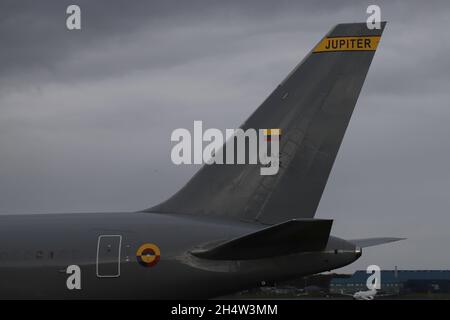 FAC 1202, eine Boeing 767MMTT der kolumbianischen Luftwaffe (Fuerza Aérea Colombiana - FAC), bei der Ankunft am internationalen Flughafen Prestwick in Ayrshire, Schottland. Das Flugzeug brachte Präsident Duque und andere kolumbianische Delegierte zum COP26-Gipfel in Glasgow nach Schottland. Stockfoto