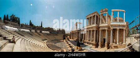 Mérida, Badajoz, Extremadura, Spanien - 26. August 2021: Panoramablick auf das römische Theater von Mérida Stockfoto