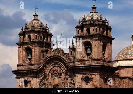 Glockentürme der Iglesia de la Compañía (erbaut 1605-1765), Plaza de Armas, Cusco, Peru, Südamerika Stockfoto