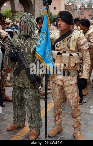 Getarnte Soldaten bei der Parade, Plaza de Armas, Cusco, Peru, Südamerika Stockfoto