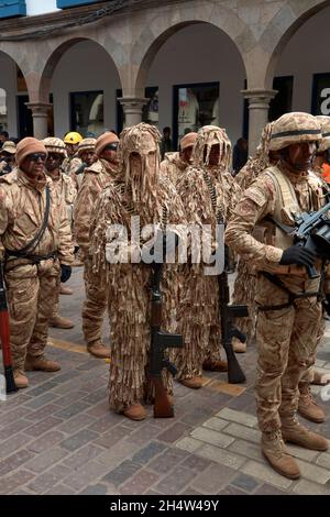 Getarnte Soldaten bei der Parade, Plaza de Armas, Cusco, Peru, Südamerika Stockfoto