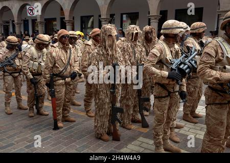 Getarnte Soldaten bei der Parade, Plaza de Armas, Cusco, Peru, Südamerika Stockfoto