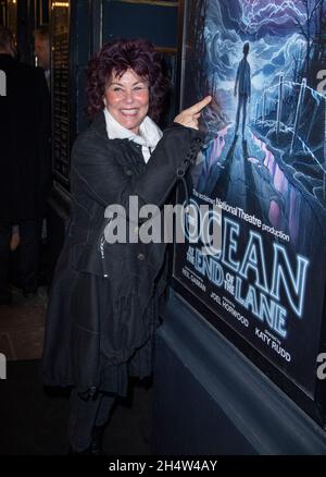 London, Großbritannien. November 2021. LONDON - ENGLAND 04 Nov: Ruby Wax nimmt an der West End Premiere von National Theatre's 'The Ocean' am Ende der Lane Teil, Duke of York's Theatre, London, UK - 04 Nov 2021. Foto von Gary Mitchell/Alamy Live News Stockfoto