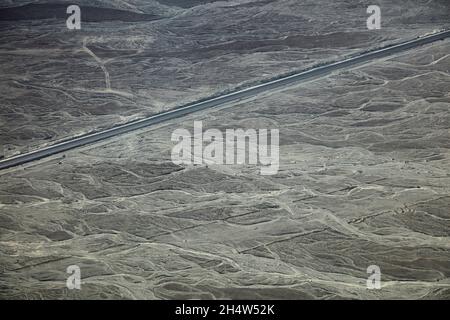 Trockene Wasserstraßen und der Pan-American Highway in der Nähe von Nazca, ICA-Region, Peru, Südamerika - Antenne Stockfoto