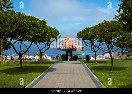 El Beso (Der Kuss) Statue von Victor Delfin, Park del Amor" (Park der Liebe), Miraflores, Lima, Peru, Südamerika Stockfoto