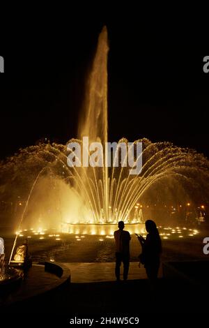 Touristen am Magic Fountain am Magic Water Circuit (der weltweit größte Brunnenkomplex) Park of the Reserve, Lima, Peru, Südamerika Stockfoto