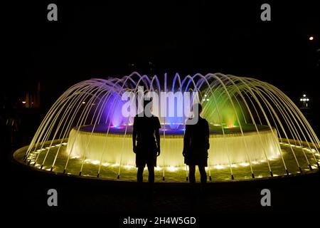 Touristen am Brunnen der Illusion am Magic Water Circuit (der weltweit größte Brunnenkomplex) Park des Reservats, Lima, Peru, Südamerika (MR) Stockfoto