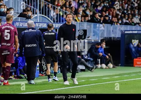 Malaga, Spanien. November 2021. Real Sociedad B Coach Xabi Alonso (C) gesehen während des La Liga Smartbank Spiels zwischen Malaga CF und Real Sociedad B im La Rosaleda Stadium, in Malaga(Final Score Malaga CF 2:1 Real Sociedad B) (Foto von Francis Gonzalez/SOPA Images/Sipa USA) Credit: SIPA USA/Alamy Live News Stockfoto