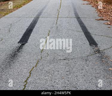 Burnout Reifen oder Reifenspuren auf einer Asphaltstraße in den Adirondack Mountains, NY USA Stockfoto