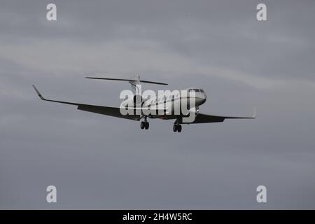 N271DV, ein Gulfstream Aerospace G650ER im Besitz des Milliardärs Jeff Bezos, bei der endgültigen Annäherung an den Prestwick International Airport in Ayrshire, Schottland. Das Flugzeug war in Schottland, um die Delegierten zum COP26-Gipfel im nahe gelegenen Glasgow zu bringen. Stockfoto