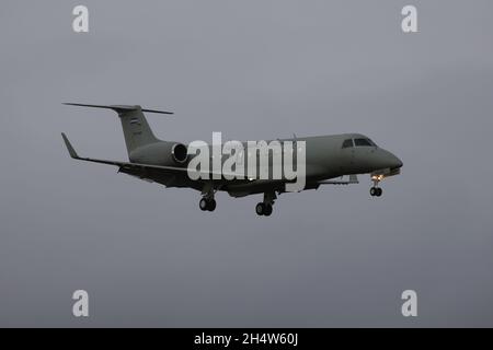 FAH-001, ein Embraer Legacy 600, das von der honduranischen Luftwaffe (Fuerza Aérea Hondureña - FAE) in einer VIP-Transportrolle betrieben wird, bei der endgültigen Annäherung an den Prestwick International Airport in Ayrshire, Schottland. Das Flugzeug war in Schottland, um die Delegierten zum COP26-Gipfel im nahe gelegenen Glasgow zu bringen. Stockfoto