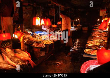 Dhaka, Bangladesch. November 2021. Ein lokaler Indoor-Fischmarkt in Dhaka City. Dieser Fischmarkt in Hatirpool ist von morgens bis abends geöffnet. Kredit: SOPA Images Limited/Alamy Live Nachrichten Stockfoto