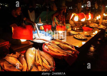 Dhaka, Bangladesch. November 2021. Ein lokaler Indoor-Fischmarkt in Dhaka City. Dieser Fischmarkt in Hatirpool ist von morgens bis abends geöffnet. Kredit: SOPA Images Limited/Alamy Live Nachrichten Stockfoto