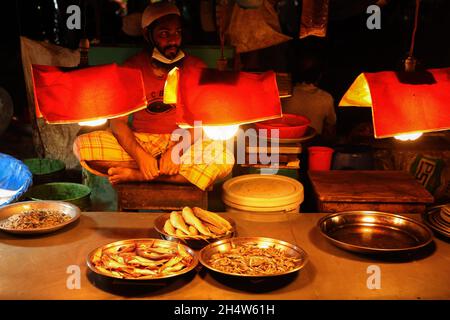 Dhaka, Bangladesch. November 2021. Ein lokaler Indoor-Fischmarkt in Dhaka City. Dieser Fischmarkt in Hatirpool ist von morgens bis abends geöffnet. Kredit: SOPA Images Limited/Alamy Live Nachrichten Stockfoto