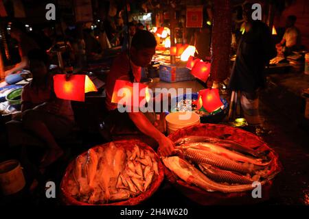 Dhaka, Bangladesch. November 2021. Ein lokaler Indoor-Fischmarkt in Dhaka City. Dieser Fischmarkt in Hatirpool ist von morgens bis abends geöffnet. Kredit: SOPA Images Limited/Alamy Live Nachrichten Stockfoto