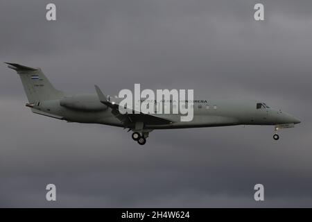 FAH-001, ein Embraer Legacy 600, das von der honduranischen Luftwaffe (Fuerza Aérea Hondureña - FAE) in einer VIP-Transportrolle betrieben wird, bei der endgültigen Annäherung an den Prestwick International Airport in Ayrshire, Schottland. Das Flugzeug war in Schottland, um die Delegierten zum COP26-Gipfel im nahe gelegenen Glasgow zu bringen. Stockfoto