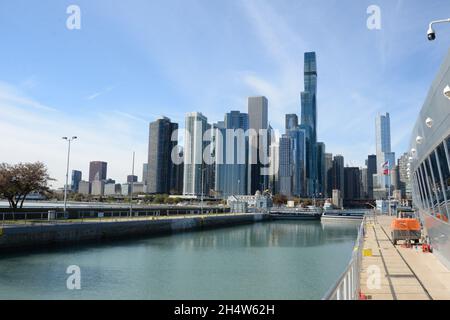 Ein Blick auf die Skyline von Chicago vom Osttor der Chicago Harbour Lock an einem lebhaften Novembermorgen während der Nebensaison. Stockfoto