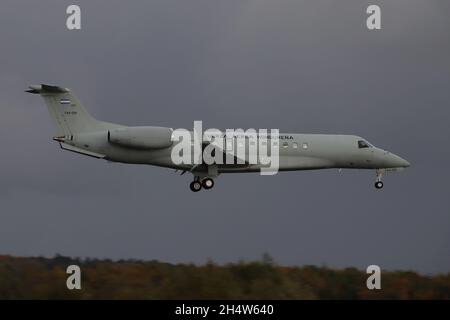 FAH-001, ein Embraer Legacy 600, das von der honduranischen Luftwaffe (Fuerza Aérea Hondureña - FAE) in einer VIP-Transportrolle betrieben wird, bei der endgültigen Annäherung an den Prestwick International Airport in Ayrshire, Schottland. Das Flugzeug war in Schottland, um die Delegierten zum COP26-Gipfel im nahe gelegenen Glasgow zu bringen. Stockfoto