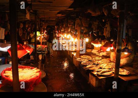 Dhaka, Bangladesch. November 2021. Ein lokaler Indoor-Fischmarkt in Dhaka City. Dieser Fischmarkt in Hatirpool ist von morgens bis abends geöffnet. (Foto von MD Manik/SOPA Images/Sipa USA) Quelle: SIPA USA/Alamy Live News Stockfoto