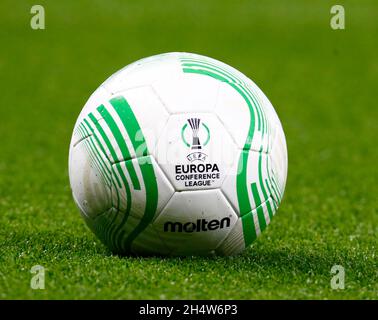 London, Großbritannien. November 2021. London, England - 04. NOVEMBER: Matchball während der Europa Conference League Gruppe G zwischen Tottenham Hotspur und Vitesse im Tottenham Hotspur-Stadion, London, England am 04. November 2021 Credit: Action Foto Sport/Alamy Live News Stockfoto