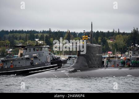 Bremerton, Washington, USA. April 2017. Matrosen, die dem Schnellangriffs-U-Boot USS Connecticut (SSN 22) der Seawolf-Klasse zugewiesen wurden, kehren nach einem ausgedehnten Anlauf nach Hause zum Marinestützpunkt Kitsap-Bremerton zurück. Connecticut ist die zweite der drei U-Boote der Marine der Seawolf-Klasse, die schneller und leiser als ihr Pendant der Los Angeles-Klasse sein soll. Quelle: Amanda R. Gray/US Navy via ZUMA Wire/ZUMAPRESS.com/Alamy Live News Stockfoto