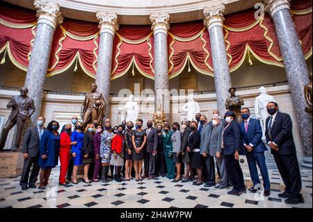 Der Vertreter der Vereinigten Staaten, Shontel Brown (Demokrat von Ohio), in der Mitte, posiert mit Mitgliedern des Black Caucus des Kongresses in der Statuarhalle des US-Kapitols in Washington, DC, Donnerstag, 4. November 2021. Kredit: Rod Lamkey/CNP /MediaPunch Stockfoto