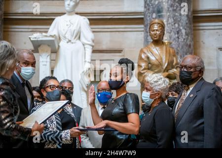 Der Vertreter der Vereinigten Staaten, Shontel Brown (Demokrat von Ohio), Mitte, wird als Mitglied des Kongresses Black Caucus in der Statuary Hall im US-Kapitol in Washington, DC, am Donnerstag, den 4. November 2021 vereidigt. Kredit: Rod Lamkey/CNP /MediaPunch Stockfoto