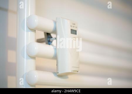 Berlin, Deutschland. November 2021. Ein Messgerät ist an einem Handtuchheizkörper befestigt. Quelle: Fernando Gutierrez-Juarez/dpa-Zentralbild/dpa/Alamy Live News Stockfoto