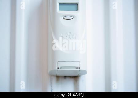 Berlin, Deutschland. November 2021. An einem Strahler ist ein Messgerät angebracht. Quelle: Fernando Gutierrez-Juarez/dpa-Zentralbild/dpa/Alamy Live News Stockfoto