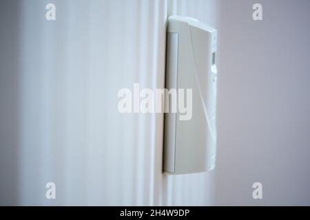 Berlin, Deutschland. November 2021. An einem Strahler ist ein Messgerät angebracht. Quelle: Fernando Gutierrez-Juarez/dpa-Zentralbild/dpa/Alamy Live News Stockfoto