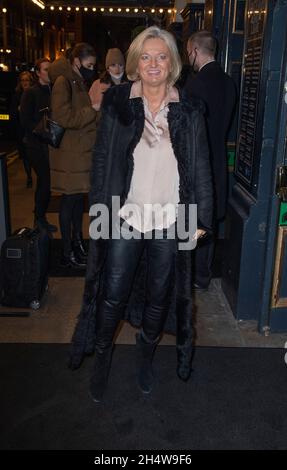 London, Großbritannien. November 2021. Alice Beer nimmt an der West End-Premiere von „The Ocean“ des National Theatre am Ende der Lane, dem Duke of York Theatre in London, Teil. (Foto von Gary Mitchell/SOPA Images/Sipa USA) Quelle: SIPA USA/Alamy Live News Stockfoto