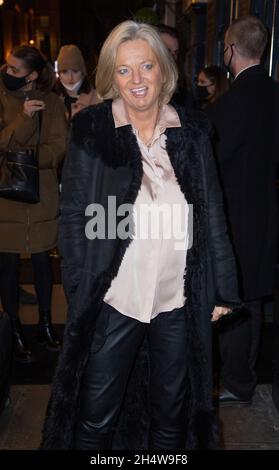 London, Großbritannien. November 2021. Alice Beer nimmt an der West End-Premiere von „The Ocean“ des National Theatre am Ende der Lane, dem Duke of York Theatre in London, Teil. (Foto von Gary Mitchell/SOPA Images/Sipa USA) Quelle: SIPA USA/Alamy Live News Stockfoto