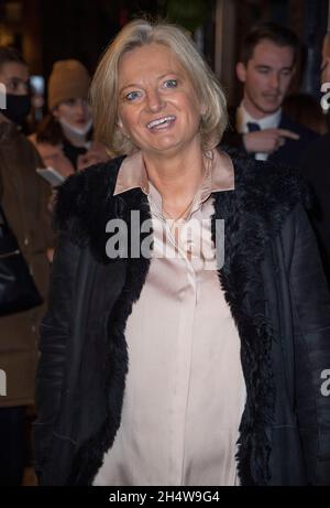 London, Großbritannien. November 2021. Alice Beer nimmt an der West End-Premiere von „The Ocean“ des National Theatre am Ende der Lane, dem Duke of York Theatre in London, Teil. (Foto von Gary Mitchell/SOPA Images/Sipa USA) Quelle: SIPA USA/Alamy Live News Stockfoto