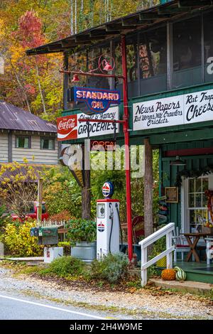 Annie's at Alley's Market & Deli an einem bunten Herbsttag in Lakemont, Georgia. (USA) Stockfoto