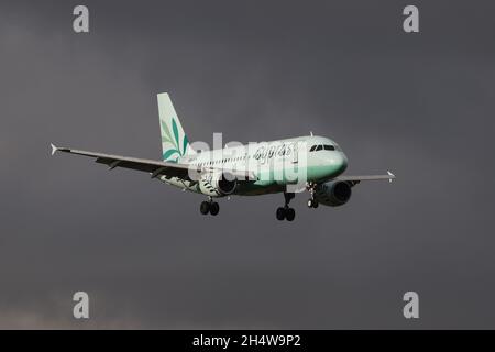 5B-DCW, einer von zwei Airbus A319-114, die von der kürzlich reformierten Cyprus Airways betrieben werden, bei der endgültigen Annäherung an den internationalen Flughafen Prestwick in Ayrshire, Schottland. Das Flugzeug war in Schottland, um zyprische Delegierte zum COP26-Gipfel im nahe gelegenen Glasgow zu bringen. Stockfoto