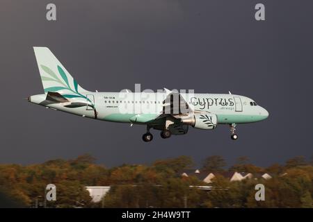 5B-DCW, einer von zwei Airbus A319-114, die von der kürzlich reformierten Cyprus Airways betrieben werden, bei der endgültigen Annäherung an den internationalen Flughafen Prestwick in Ayrshire, Schottland. Das Flugzeug war in Schottland, um zyprische Delegierte zum COP26-Gipfel im nahe gelegenen Glasgow zu bringen. Stockfoto