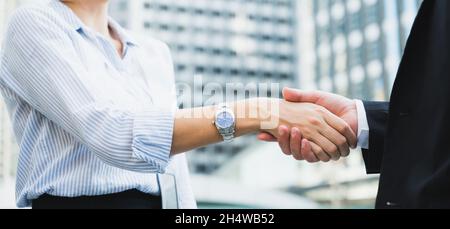 Business Männer und Frauen schütteln die Hände für ein erfolgreiches Business-Projekt. Geschäftsleute geben sich die Hände, um ein Meeting zu beenden Stockfoto