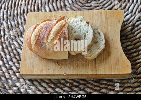 Laib Sauerteig Brot mit zwei Scheiben geschnitten Stockfoto