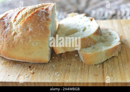 Laib Sauerteig Brot mit zwei Scheiben geschnitten Stockfoto