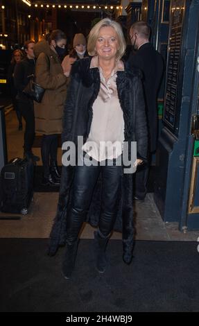 London, Großbritannien. November 2021. Alice Beer nimmt an der West End-Premiere von „The Ocean“ des National Theatre am Ende der Lane, dem Duke of York Theatre in London, Teil. Kredit: SOPA Images Limited/Alamy Live Nachrichten Stockfoto