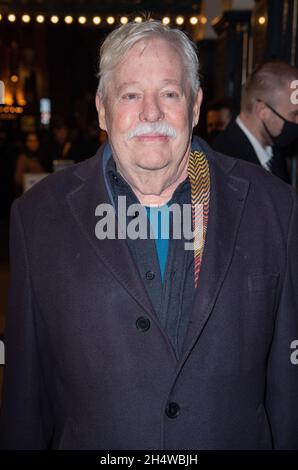 London, Großbritannien. November 2021. Armistead Maupin nimmt an der West End-Premiere von „The Ocean“ des National Theatre am Ende der Lane, dem Duke of York Theatre in London, Teil. Kredit: SOPA Images Limited/Alamy Live Nachrichten Stockfoto