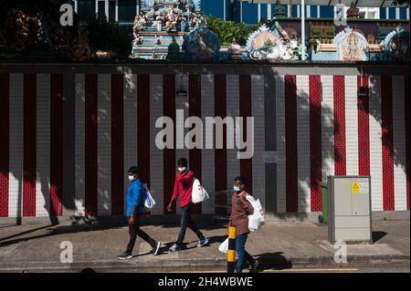 27.10.2021, Singapur, Republik Singapur, Asien - die alltägliche Szene zeigt Männer mit schützenden Gesichtsmasken während der Coronakrise in Little India. Stockfoto