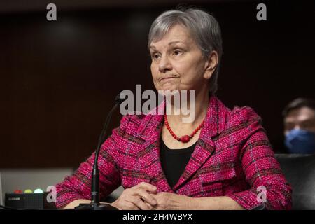 Janet Woodcock, MD, kommissarischer Kommissar der US-amerikanischen Food and Drug Administration, beantwortet Fragen während eines Senatsausschusses für Gesundheit, Bildung, Arbeit, Und Pensions Hearing, um den Weg für die COVID-19-Reaktion zu prüfen, wobei der Schwerpunkt auf den nächsten Schritten liegt, im Dirksen Senate Office Building in Washington, DC, USA, Donnerstag, 4. November, 2021. Foto von Rod Lampey/CNP/ABACAPRESS.COM Stockfoto