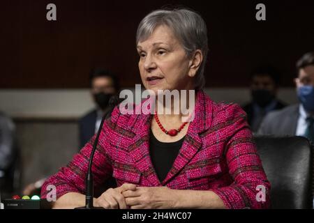 Janet Woodcock, MD, kommissarischer Kommissar der US-amerikanischen Food and Drug Administration, beantwortet Fragen während eines Senatsausschusses für Gesundheit, Bildung, Arbeit, Und Pensions Hearing, um den Weg für die COVID-19-Reaktion zu prüfen, wobei der Schwerpunkt auf den nächsten Schritten liegt, im Dirksen Senate Office Building in Washington, DC, USA, Donnerstag, 4. November, 2021. Foto von Rod Lampey/CNP/ABACAPRESS.COM Stockfoto