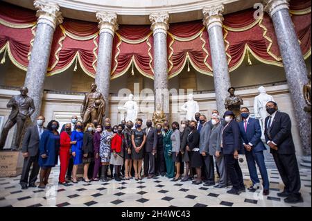 Der Vertreter der Vereinigten Staaten, Shontel Brown (Demokrat von Ohio), in der Mitte, stellt sich mit Mitgliedern des Black Caucus des Kongresses in der Statuarhalle des US-Kapitols in Washington, DC, USA, Donnerstag, 4. November, 2021. Foto von Rod Lampey/CNP/ABACAPRESS.COM Stockfoto