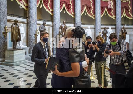 Der US-Repräsentant Shontel Brown (Demokrat von Ohio), rechts, wird vom Mehrheitsführer des US-Repräsentantenhauses Steny Hoyer (Demokrat von Maryland), links, begrüßt, nachdem er als Mitglied des Congressional Black Caucus in der Statuary Hall im US-Kapitol in Washington, DC, USA, am Donnerstag, den 4. November, vereidigt wurde. 2021. Foto von Rod Lampey/CNP/ABACAPRESS.COM Stockfoto