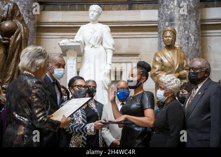 Der Vertreter der Vereinigten Staaten, Shontel Brown (Demokrat von Ohio), Mitte, wird als Mitglied des Congressional Black Caucus in der Statuary Hall im US-Kapitol in Washington, DC, USA, vereidigt, Donnerstag, 4. November, 2021. Foto von Rod Lampey/CNP/ABACAPRESS.COM Stockfoto