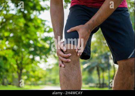 Nahaufnahme Mann mit Knieschmerzen. Gesundes Laufkonzept. Stockfoto