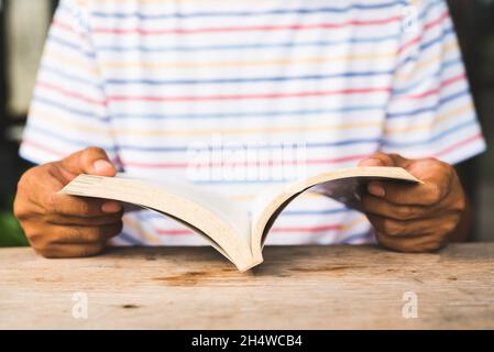 Nahaufnahme Mann liest ein Buch. Stockfoto