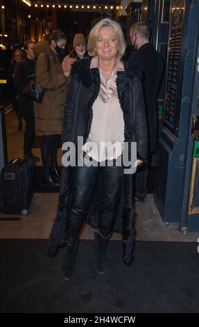 London, Großbritannien. November 2021. Alice Beer nimmt an der West End-Premiere von „The Ocean“ des National Theatre am Ende der Lane, dem Duke of York Theatre in London, Teil. (Foto von Gary Mitchell/SOPA Images/Sipa USA) Quelle: SIPA USA/Alamy Live News Stockfoto